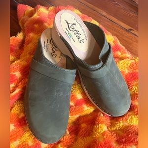 Lotta’s from Stockholm classic green clogs oiled nubuck size 40